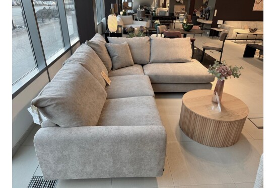 Alternative view of Elora sofa Kauno expozicijoje 291x230cm